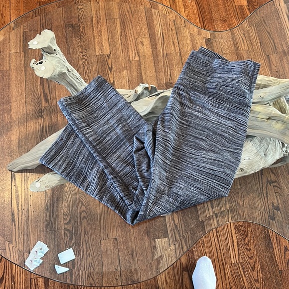 Lulu lemon size 10 Capri yoga pants - Picture 2 of 3